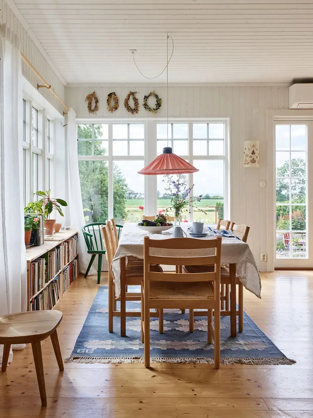 Diseños coloridos con estampados en una encantadora casa de campo sueca - Gallery image 5