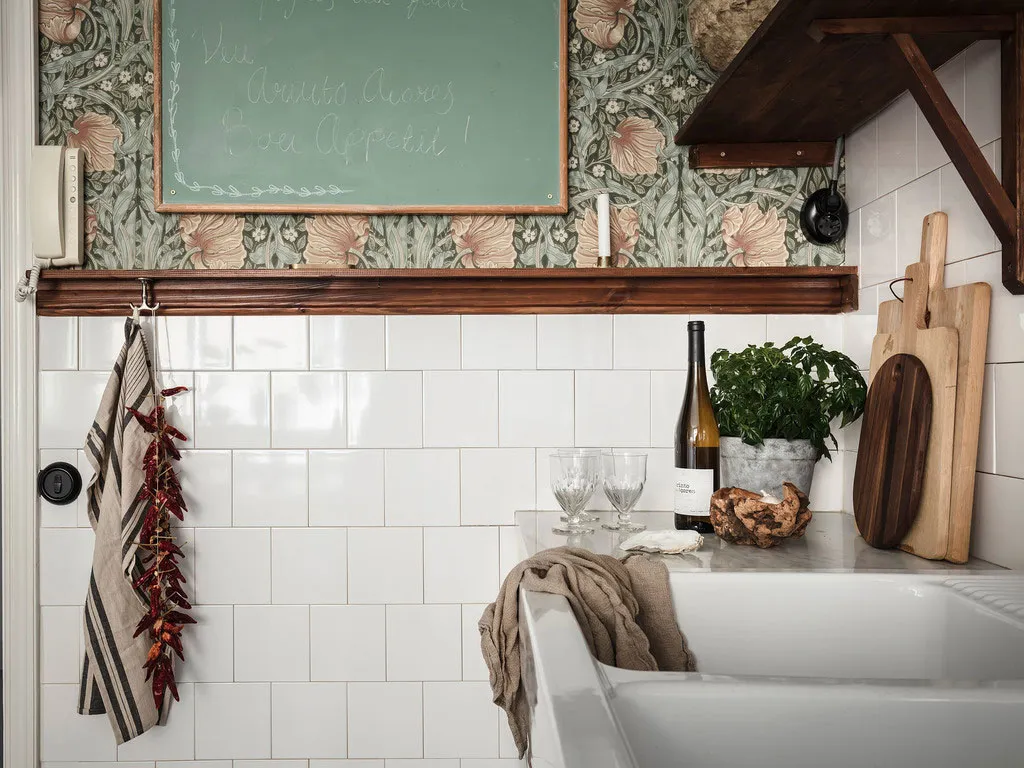 Salle de séjour blanche et cuisine en acier inoxydable : appartement à Gétouborg (73 m²) - Gallery image 11