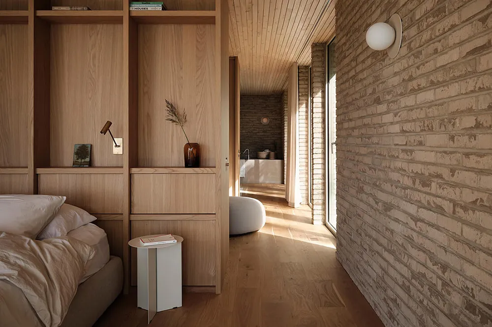 Beauté du brique dans le design d'une maison au bord d'un lac au Canada - Gallery image 13