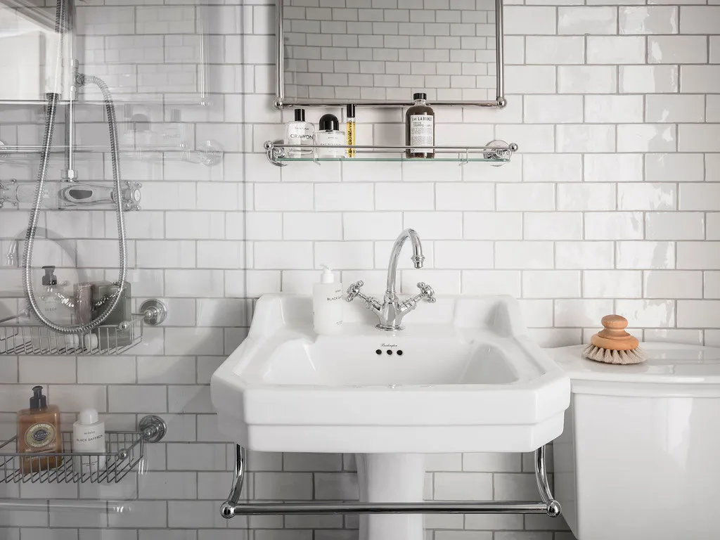 Salle de séjour blanche et cuisine en acier inoxydable : appartement à Gétouborg (73 m²) - Gallery image 29