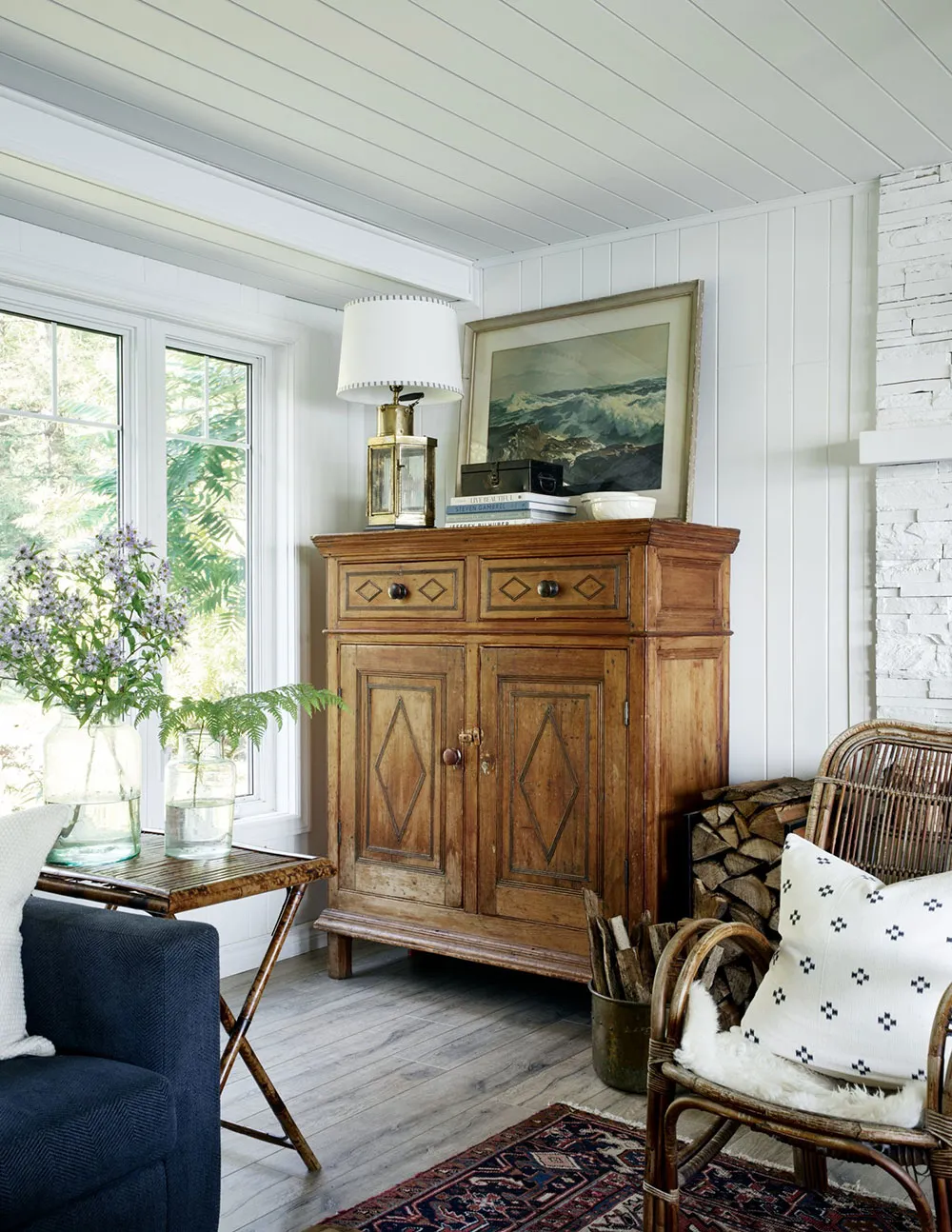 Interiores acogedores de una pequeña casa junto al lago Ontario - Gallery image 6