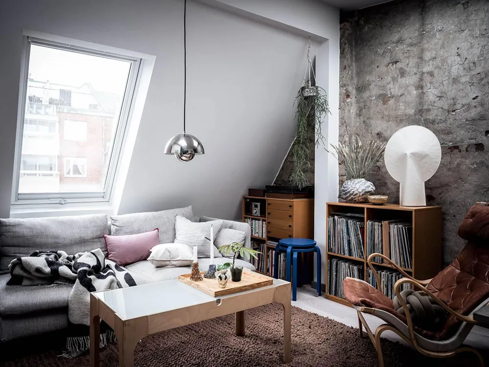 Mały szwedzki loft z mansardowymi oknami i ceglany ścianą (30 m²) - Gallery image 10
