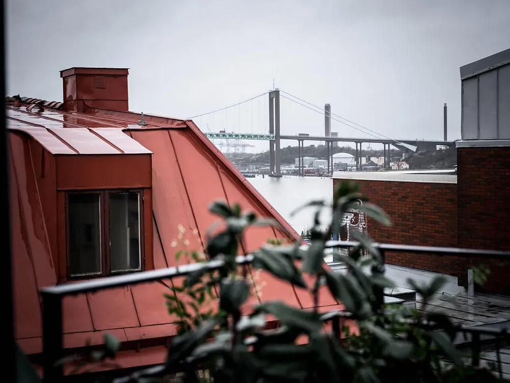 Mały szwedzki loft z mansardowymi oknami i ceglany ścianą (30 m²) - Gallery image 16