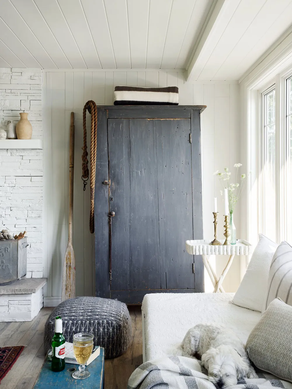 Interiores acogedores de una pequeña casa junto al lago Ontario - Gallery image 8