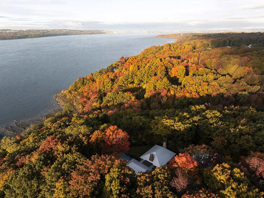 Beauté du brique dans le design d'une maison au bord d'un lac au Canada - Gallery image 21