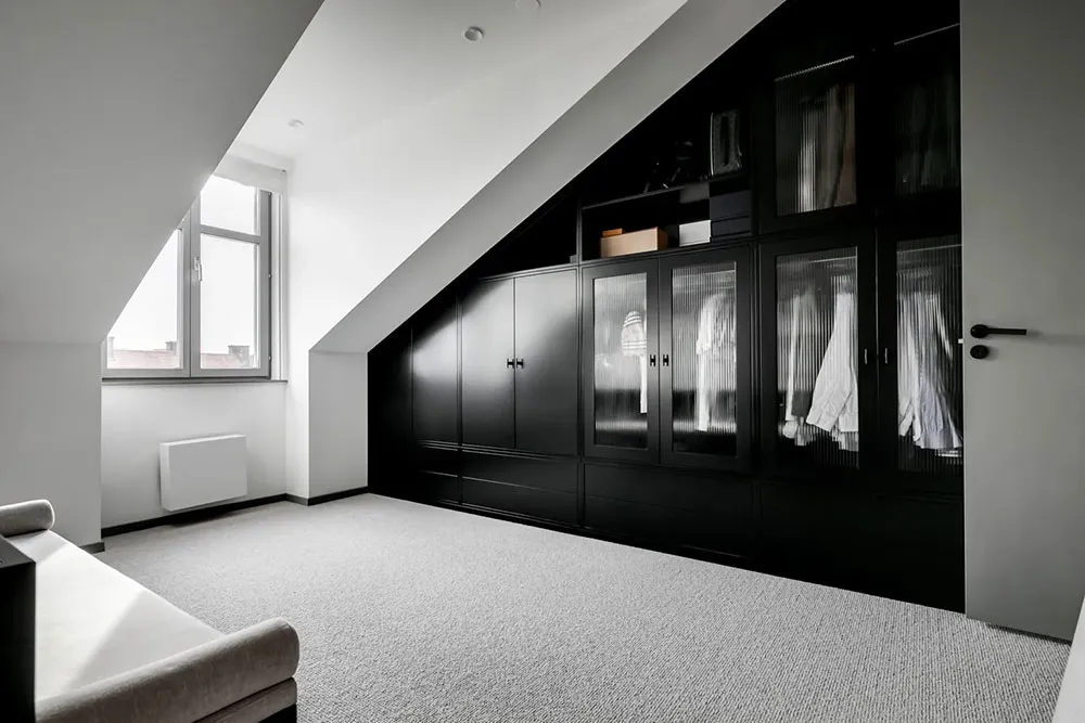 Стильный интерьер просторной мансардной квартиры в Стокгольме - Gallery image 17