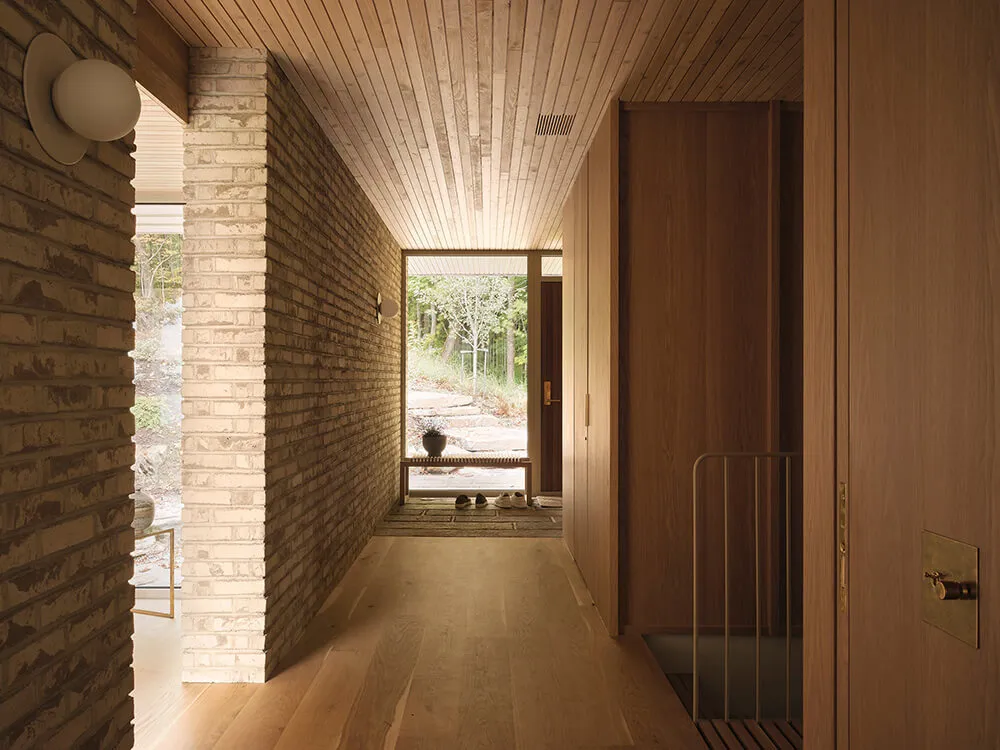 Beauté du brique dans le design d'une maison au bord d'un lac au Canada - Gallery image 9