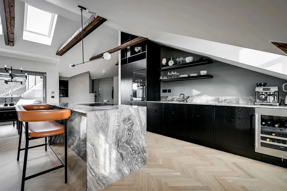 Стильный интерьер просторной мансардной квартиры в Стокгольме - Gallery image 6