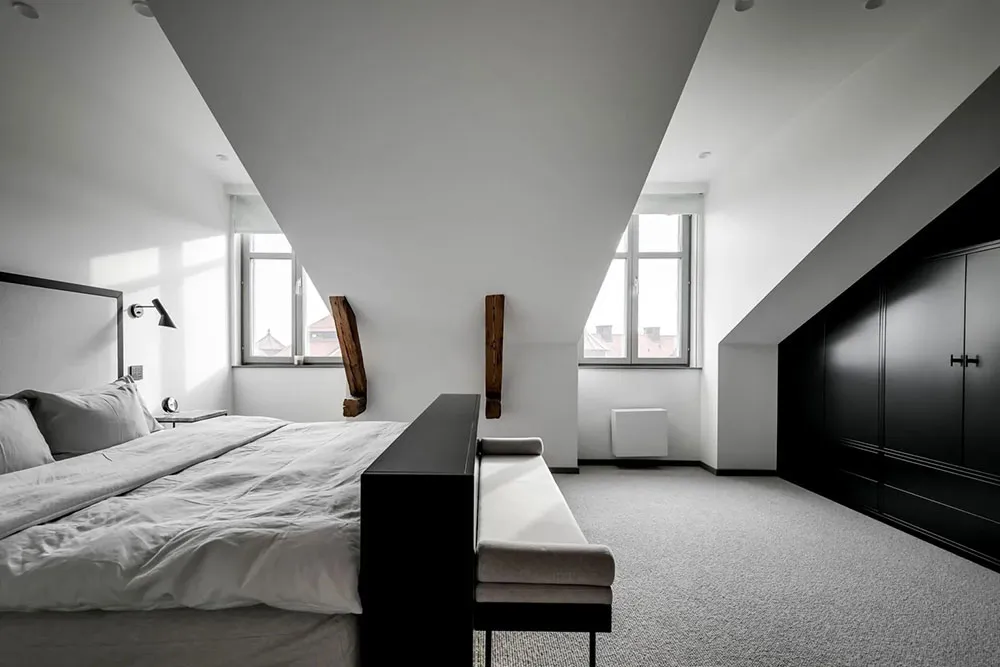 Стильный интерьер просторной мансардной квартиры в Стокгольме - Gallery image 19