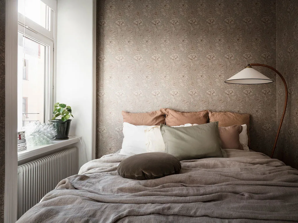 Salle de séjour blanche et cuisine en acier inoxydable : appartement à Gétouborg (73 m²) - Gallery image 26