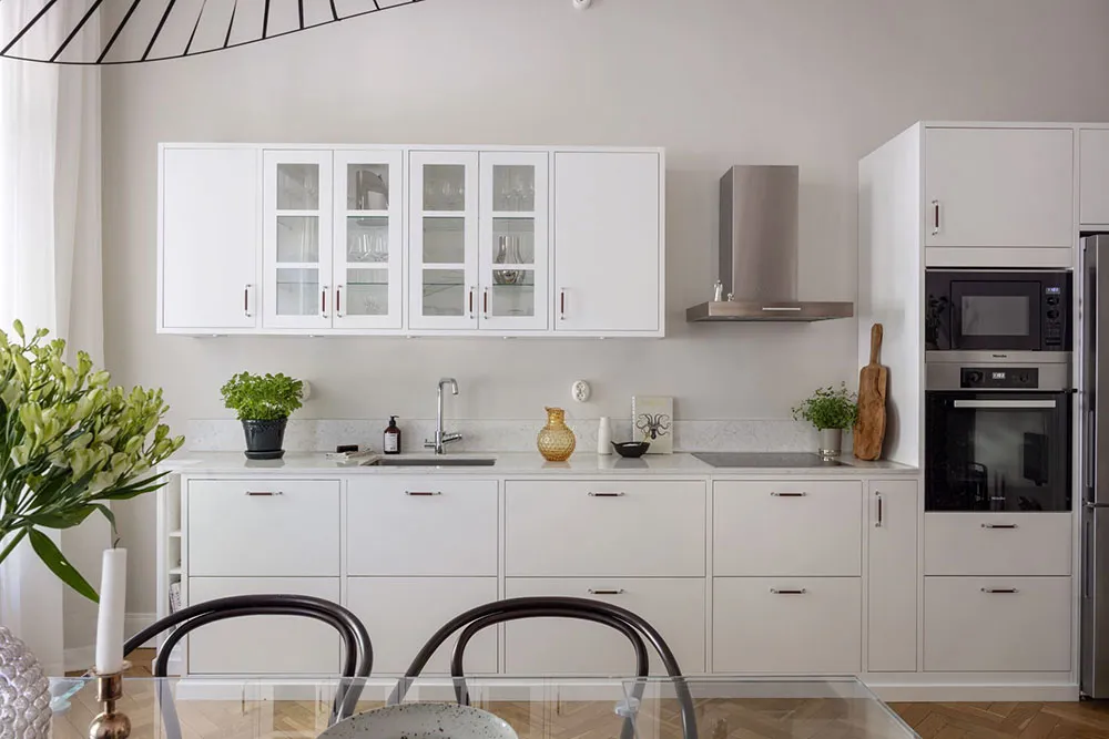 प्रभावशाली मोल्डिंग एवं आधुनिक फर्नीचर: स्टॉकहोम में एक अपार्टमेंट - Gallery image 17