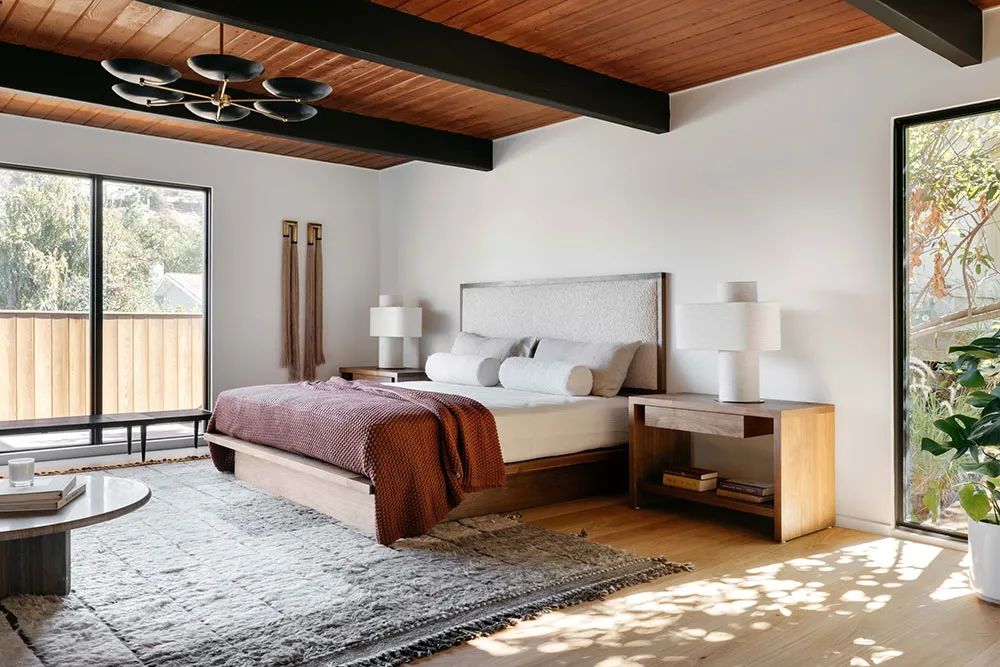 Grandes fenêtres et beaucoup de bois : un intérieur moderne lumineux à Los Angeles - Gallery image 13