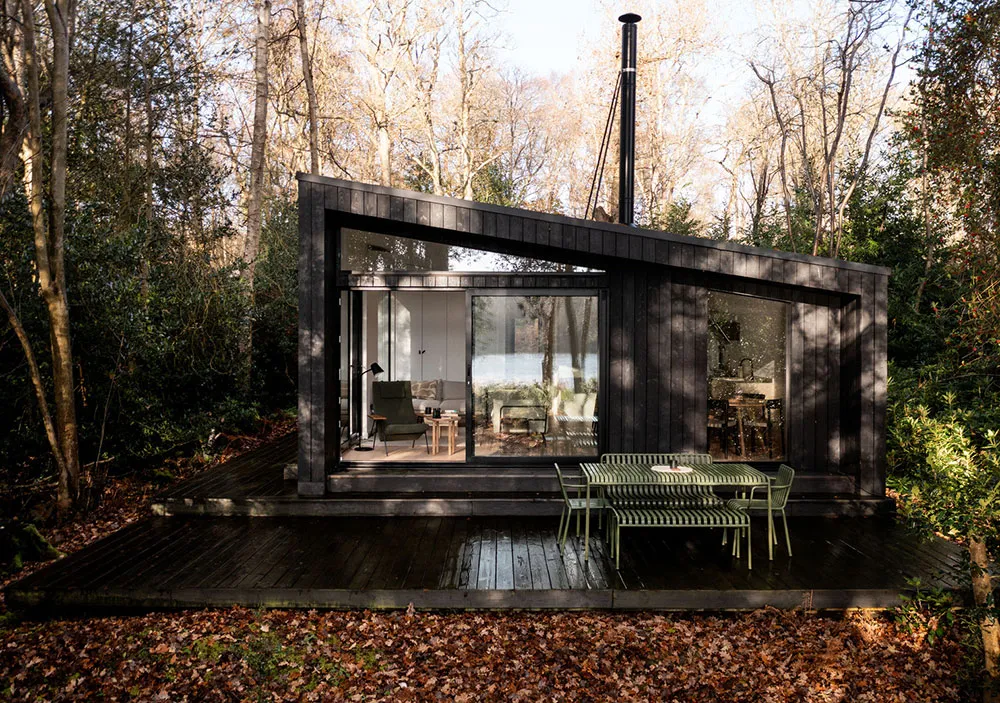 Czarny z zewnątrz i bardzo jasny w środku: nowoczesny domek w lesie w Anglii - Gallery image 1