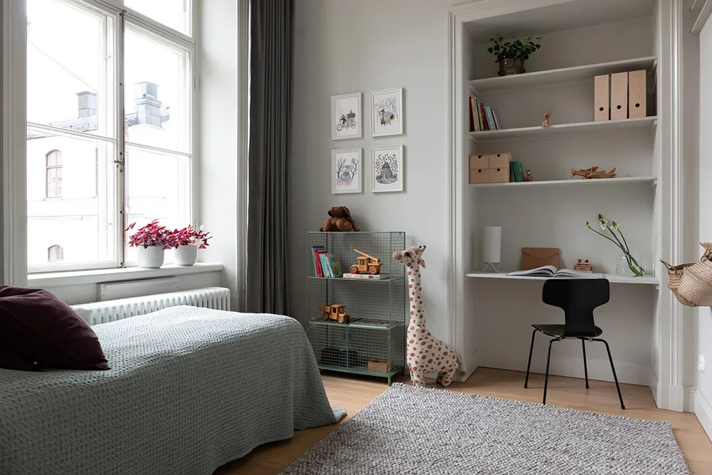 Светлый лофт со вторым светом и стильными тёмными акцентами в декоре (56 кв. м) - Gallery image 13