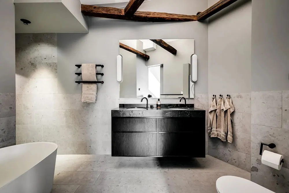 Стильный интерьер просторной мансардной квартиры в Стокгольме - Gallery image 13