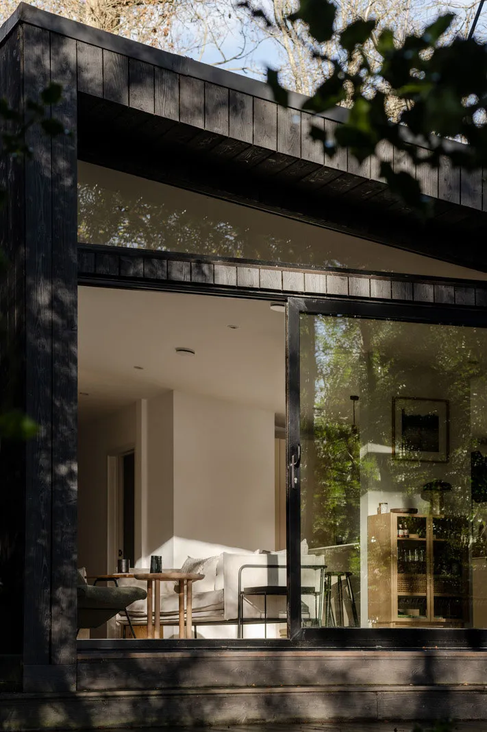 Czarny z zewnątrz i bardzo jasny w środku: nowoczesny domek w lesie w Anglii - Gallery image 15