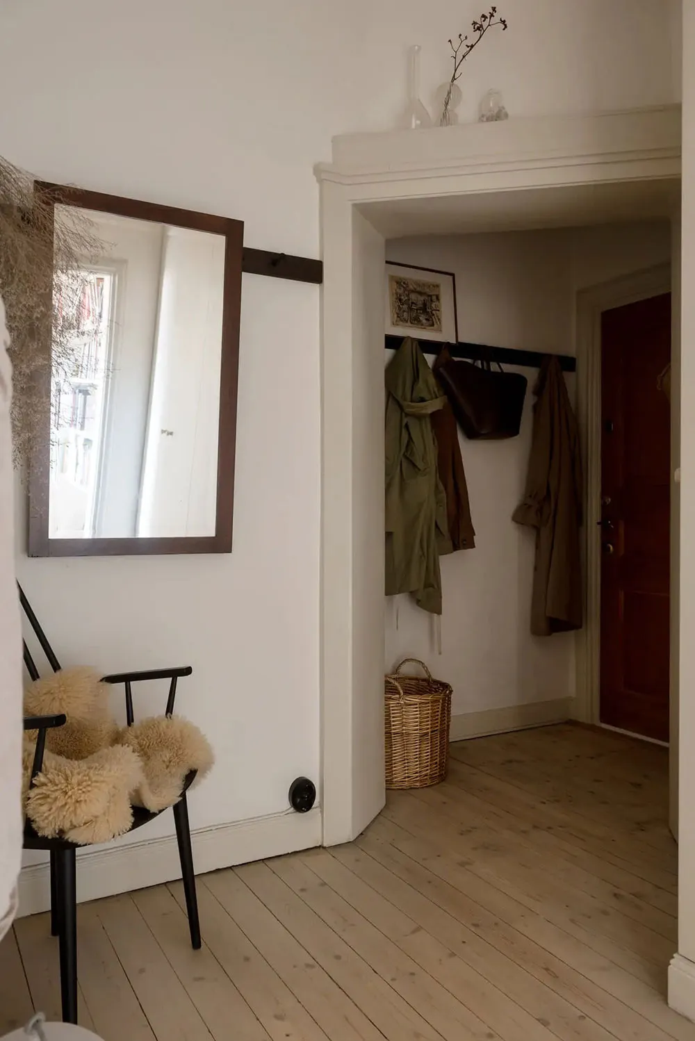 Aktywne tapety i mebel vintage: atmosferyczna mała apartament w Szwecji (50 m²) - Gallery image 15