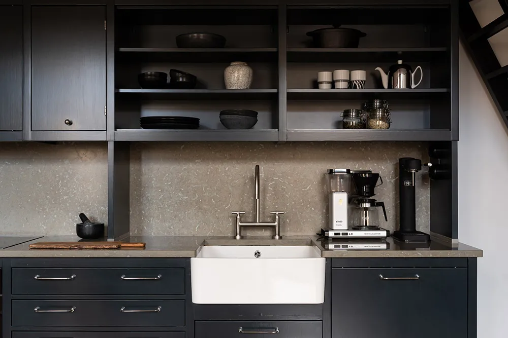 Светлый лофт со вторым светом и стильными тёмными акцентами в декоре (56 кв. м) - Gallery image 6