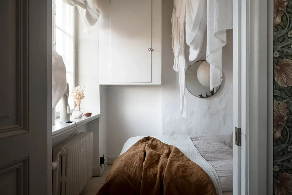 Aktywne tapety i mebel vintage: atmosferyczna mała apartament w Szwecji (50 m²) - Gallery image 11