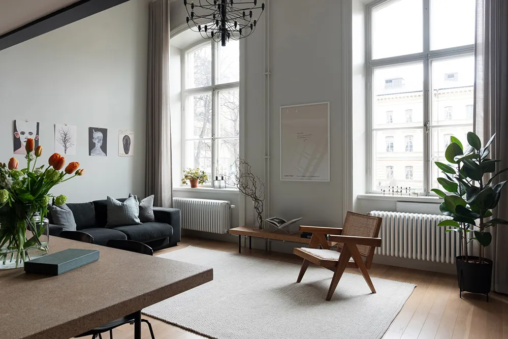 Светлый лофт со вторым светом и стильными тёмными акцентами в декоре (56 кв. м) - Gallery image 17