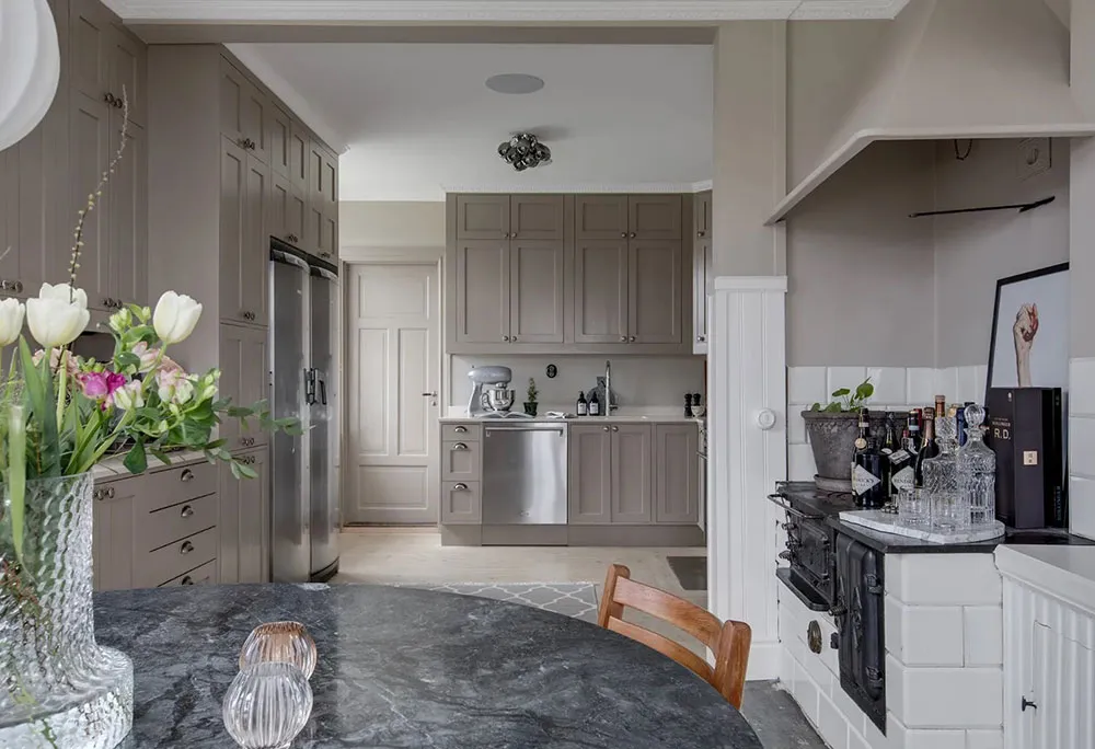 Zweiter Licht und elegantes Design: Überraschender Interior eines ländlichen Kottedgs in Schweden - Gallery image 15