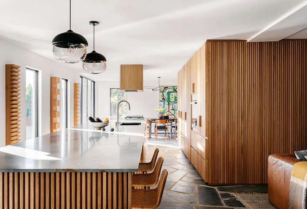 Grandes fenêtres et beaucoup de bois : un intérieur moderne lumineux à Los Angeles - Gallery image 5