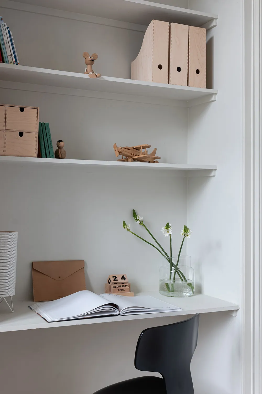 Светлый лофт со вторым светом и стильными тёмными акцентами в декоре (56 кв. м) - Gallery image 14