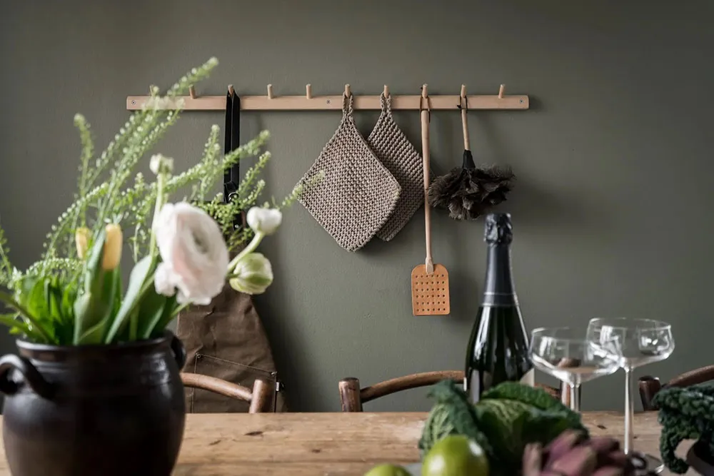 Appartement suédois cosy avec murs de café et mobilier vintage - Gallery image 10