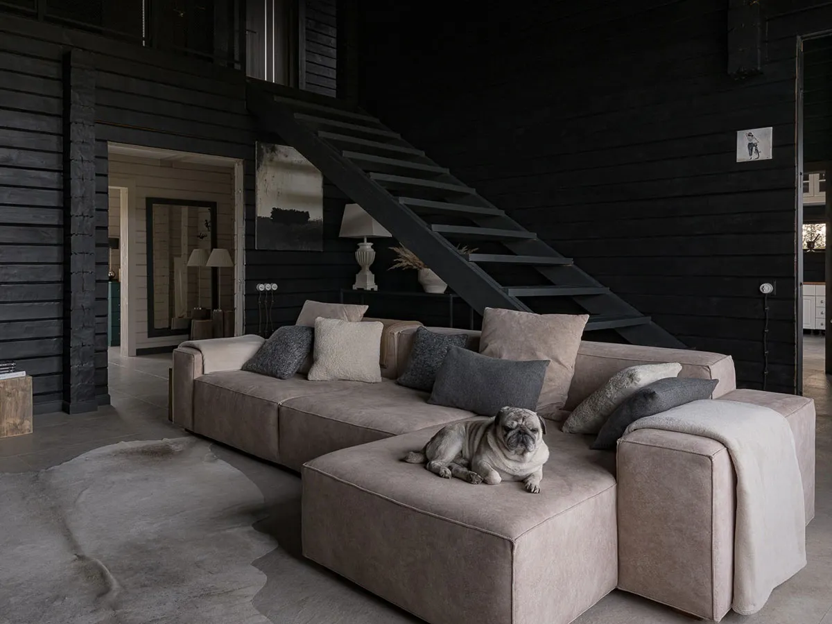 Hölzerner Designer-Cottage mit Interieurs in dunklen Tönen in der Perm Region (240 qm) - 1