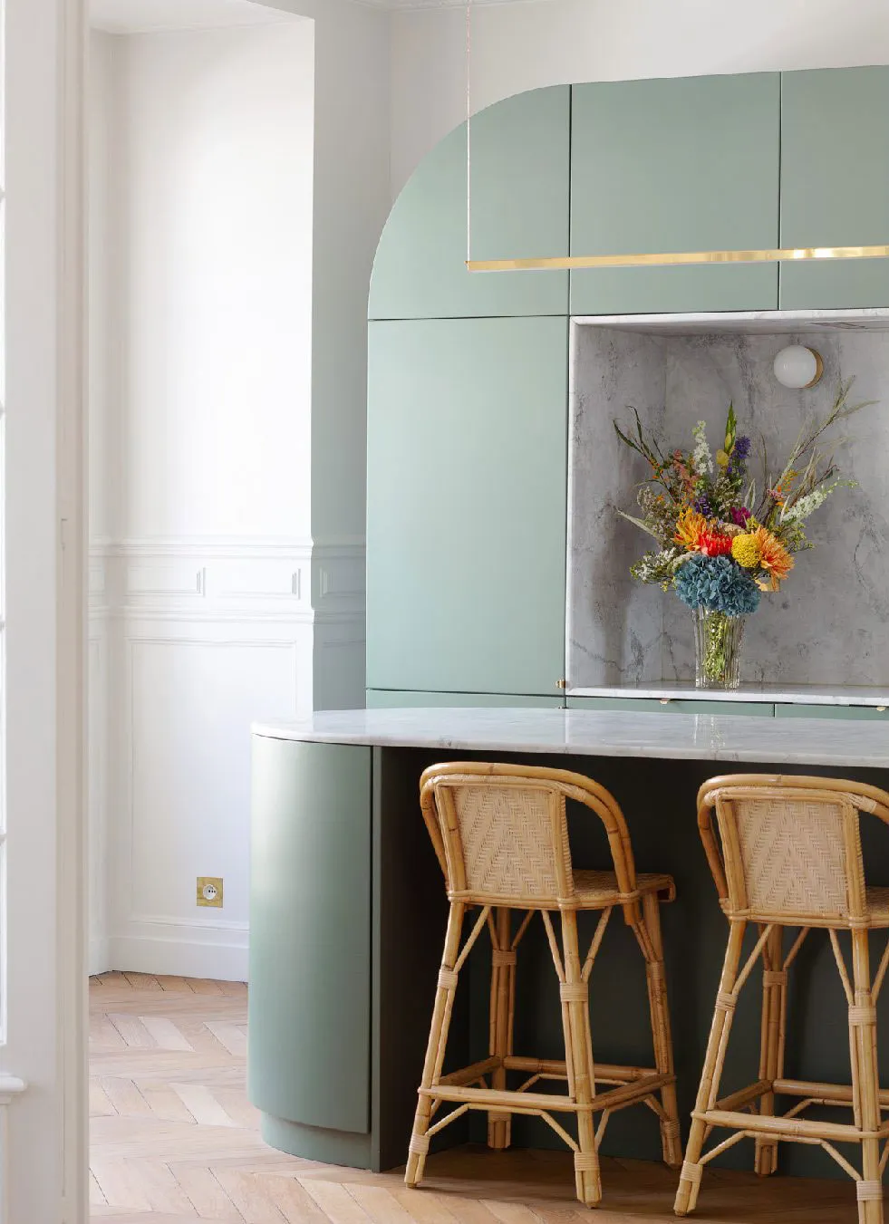 Арки и оттенки зелёного: квартира в Париже - Gallery image 1