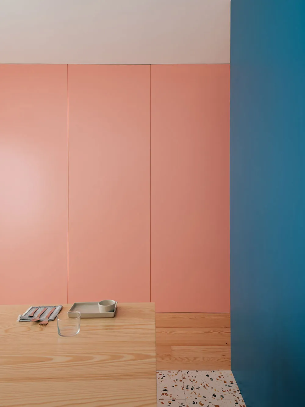 Kolorowy minimalizm w Lizbonie - Gallery image 15