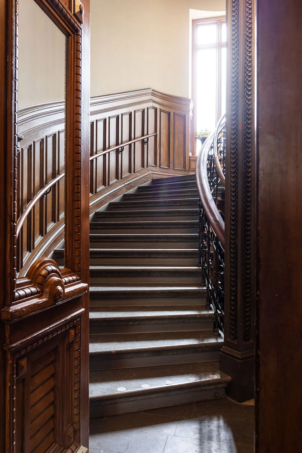 प्रभावशाली मोल्डिंग एवं आधुनिक फर्नीचर: स्टॉकहोम में एक अपार्टमेंट - Gallery image 32