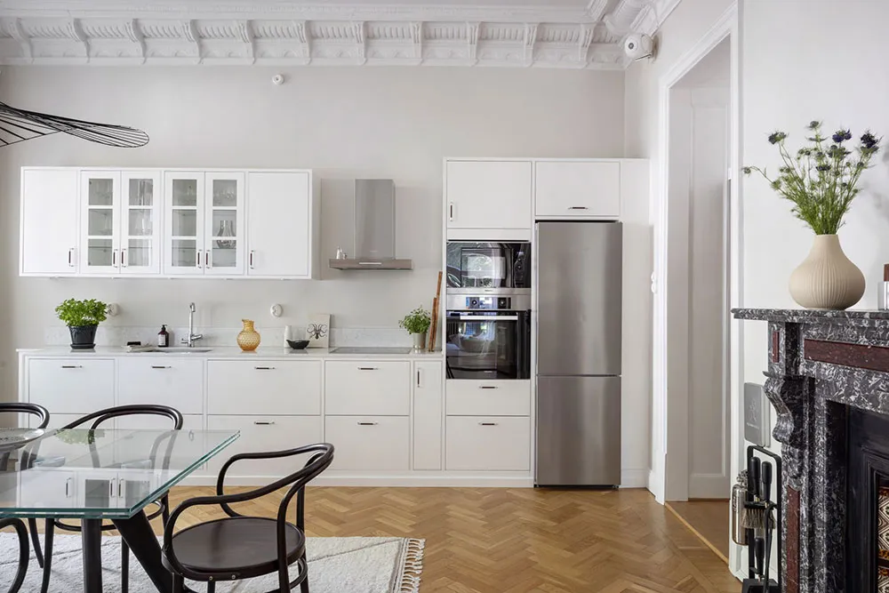 प्रभावशाली मोल्डिंग एवं आधुनिक फर्नीचर: स्टॉकहोम में एक अपार्टमेंट - Gallery image 13