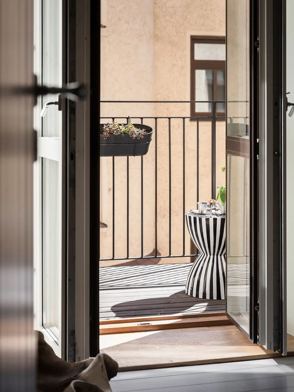 Salle de séjour blanche et cuisine en acier inoxydable : appartement à Gétouborg (73 m²) - Gallery image 21