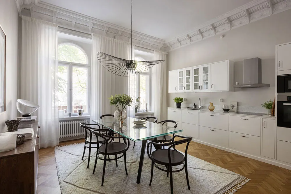 प्रभावशाली मोल्डिंग एवं आधुनिक फर्नीचर: स्टॉकहोम में एक अपार्टमेंट - Gallery image 14