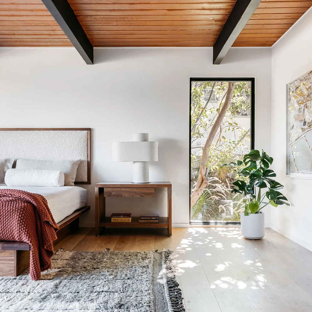 Grandes fenêtres et beaucoup de bois : un intérieur moderne lumineux à Los Angeles - Gallery image 14