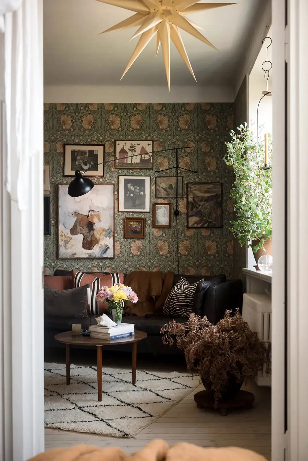 Aktywne tapety i mebel vintage: atmosferyczna mała apartament w Szwecji (50 m²) - Gallery image 13