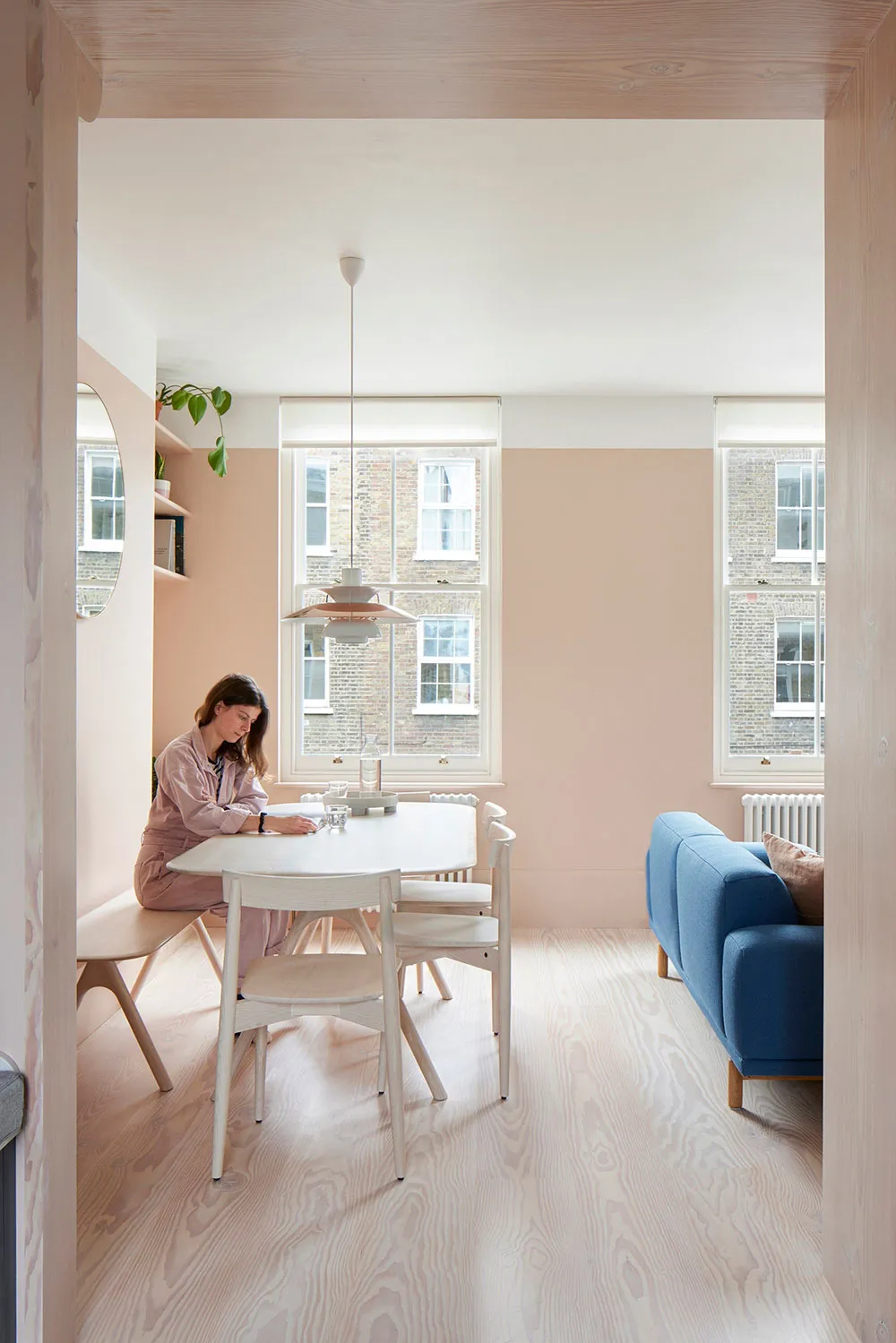 लंदन में गुलाबी एवं नीले रंग के टोन वाला आधुनिक अपार्टमेंट - Gallery image 1