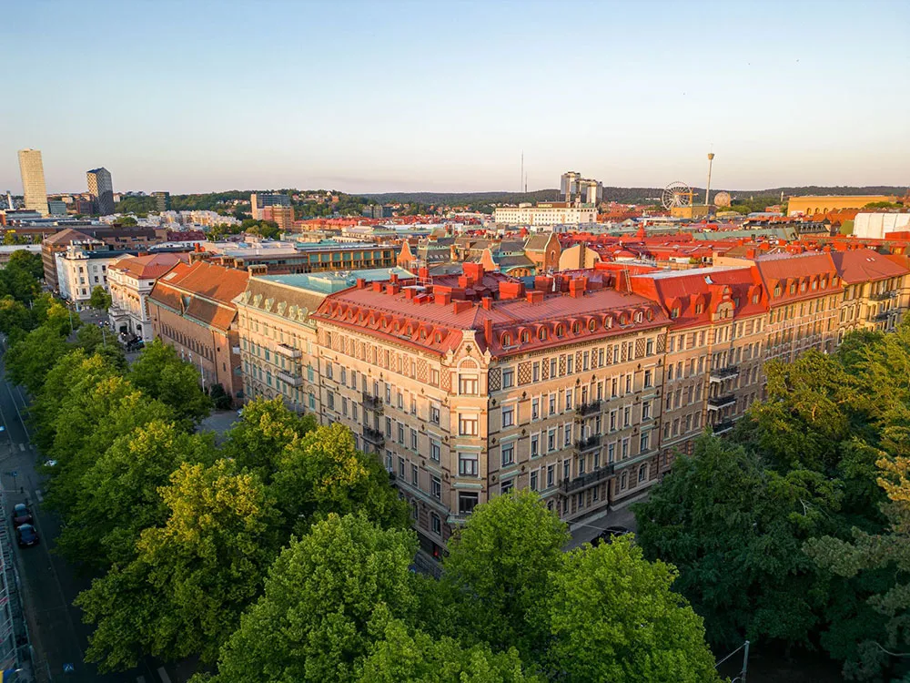 प्रभावशाली मोल्डिंग एवं आधुनिक फर्नीचर: स्टॉकहोम में एक अपार्टमेंट - Gallery image 35
