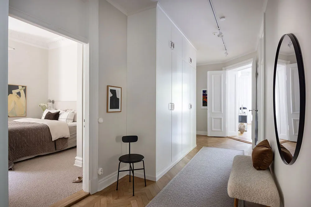 प्रभावशाली मोल्डिंग एवं आधुनिक फर्नीचर: स्टॉकहोम में एक अपार्टमेंट - Gallery image 22