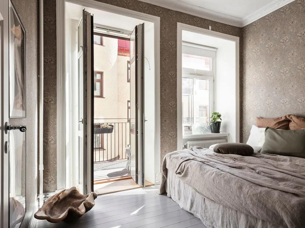 Salle de séjour blanche et cuisine en acier inoxydable : appartement à Gétouborg (73 m²) - Gallery image 20