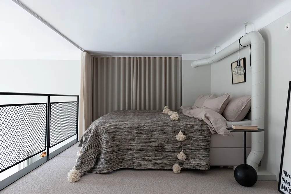 Светлый лофт со вторым светом и стильными тёмными акцентами в декоре (56 кв. м) - Gallery image 21