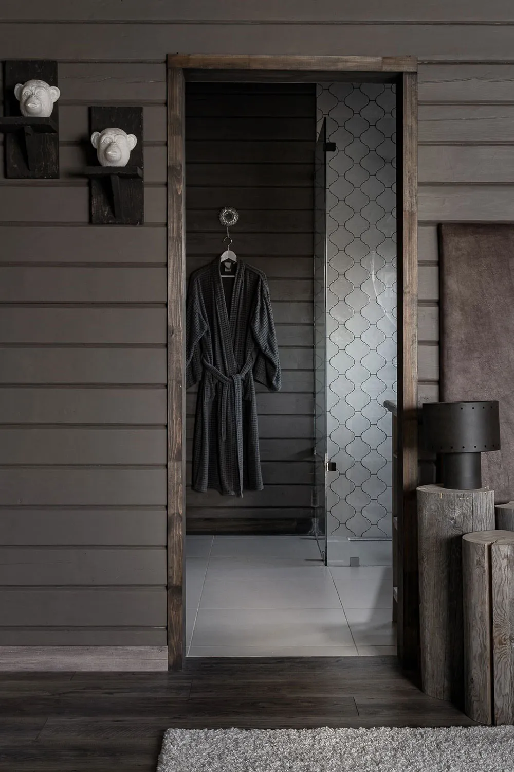 Hölzerner Designer-Cottage mit Interieurs in dunklen Tönen in der Perm Region (240 qm) - 11