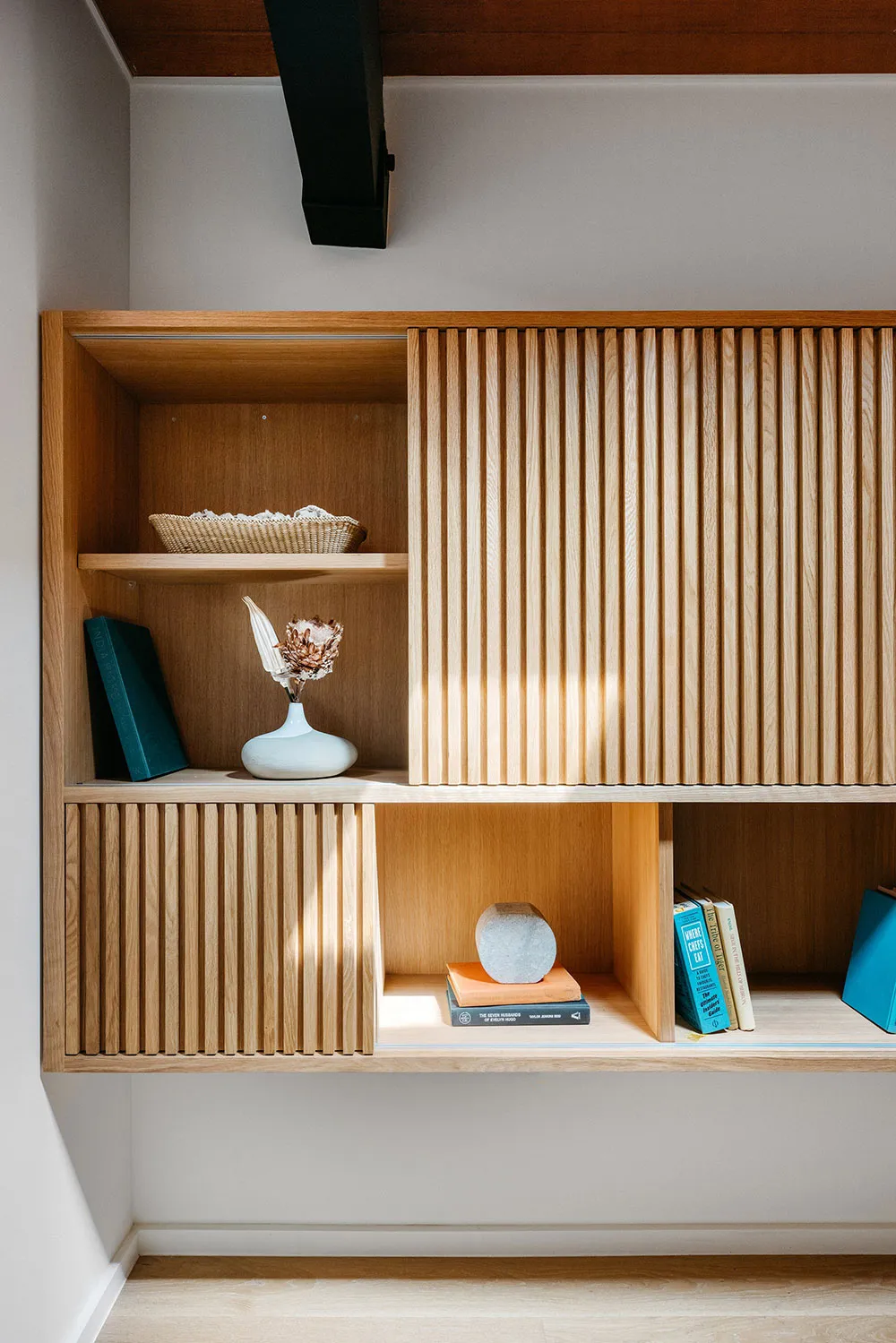 Grandes fenêtres et beaucoup de bois : un intérieur moderne lumineux à Los Angeles - Gallery image 10