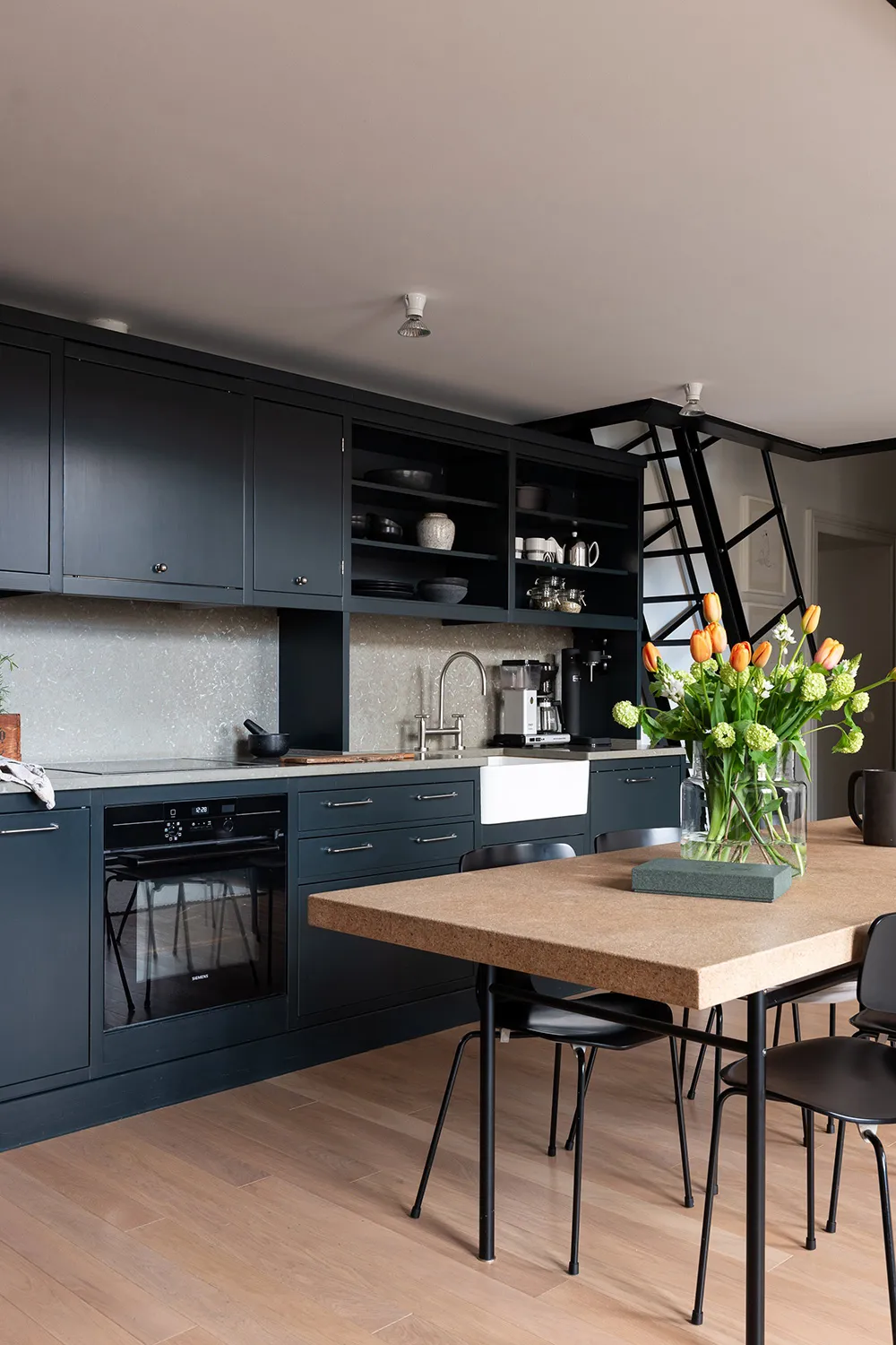 Светлый лофт со вторым светом и стильными тёмными акцентами в декоре (56 кв. м) - Gallery image 11