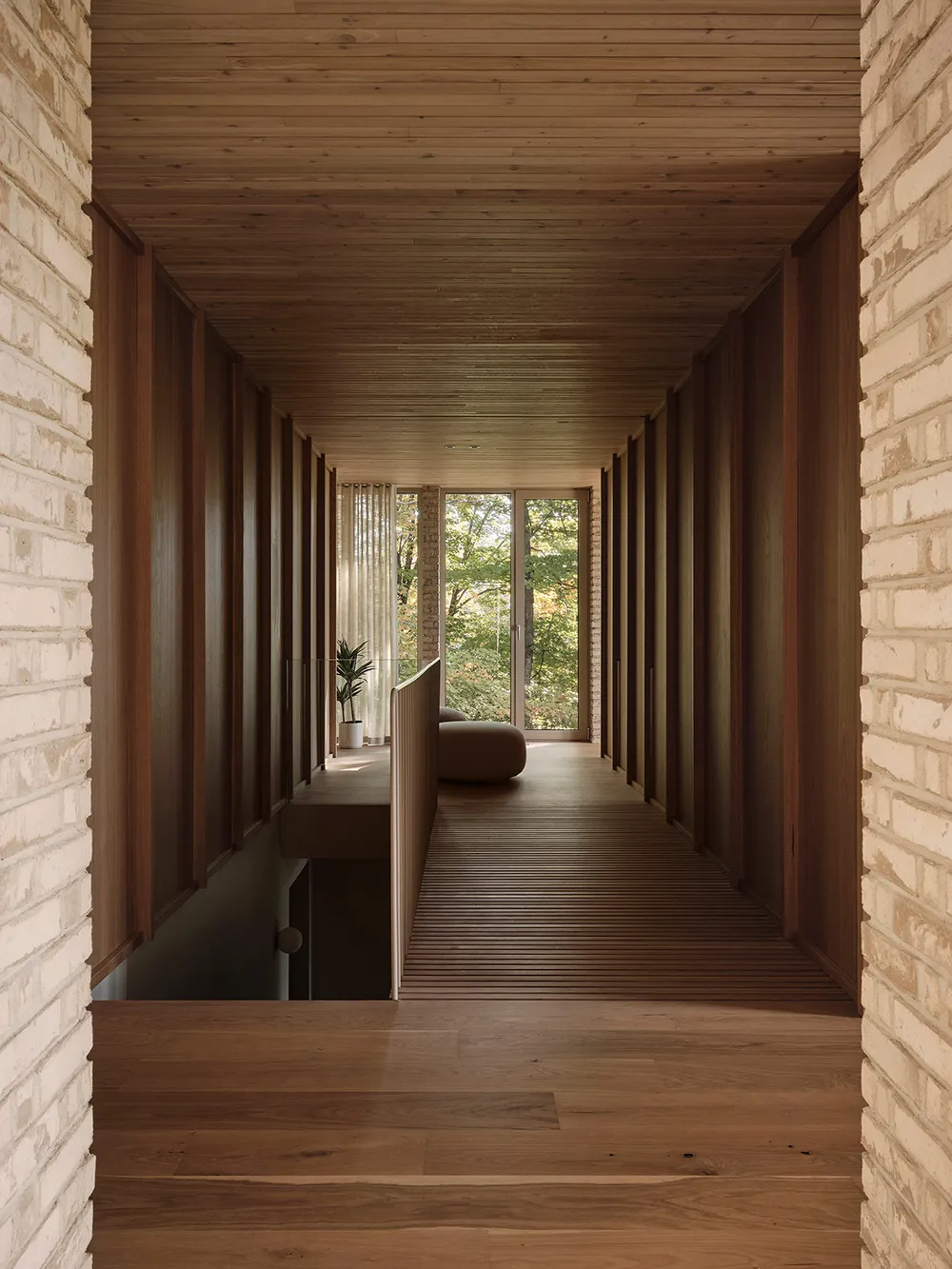 Beauté du brique dans le design d'une maison au bord d'un lac au Canada - Gallery image 17