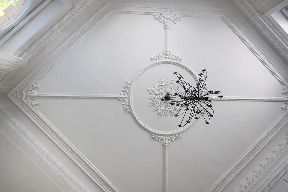 प्रभावशाली मोल्डिंग एवं आधुनिक फर्नीचर: स्टॉकहोम में एक अपार्टमेंट - Gallery image 8