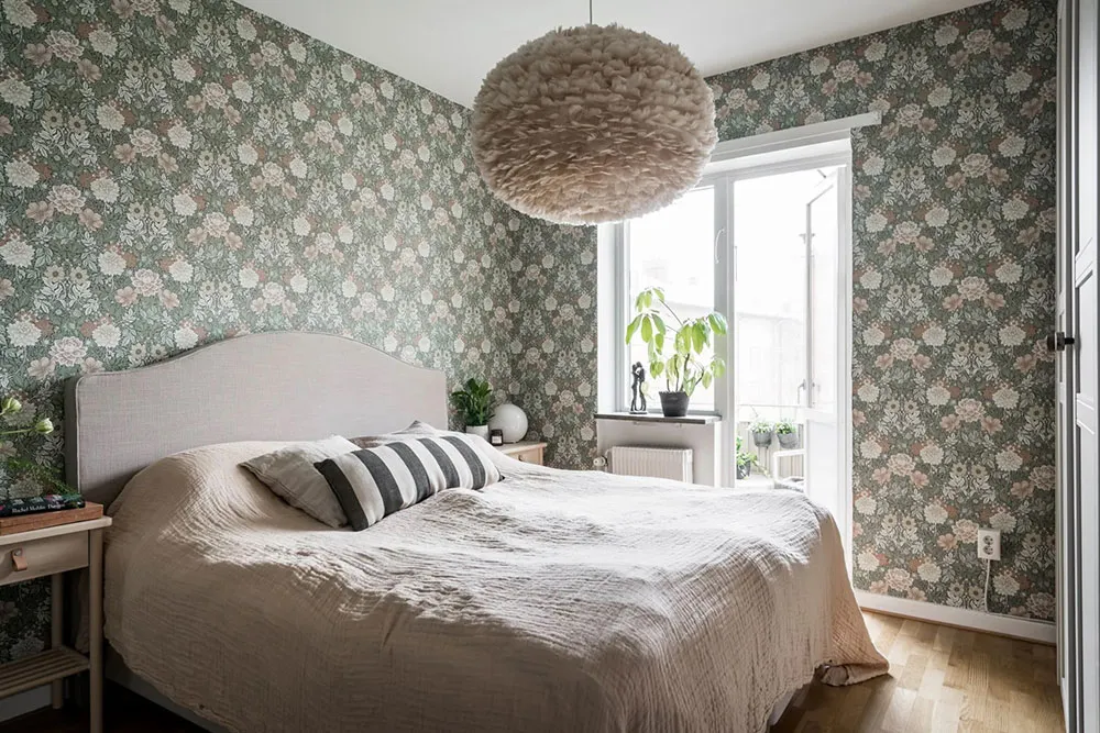 Appartement suédois cosy avec murs de café et mobilier vintage - Gallery image 14