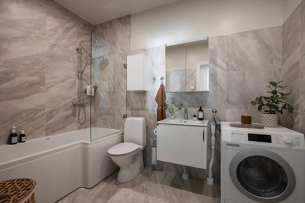 प्रभावशाली मोल्डिंग एवं आधुनिक फर्नीचर: स्टॉकहोम में एक अपार्टमेंट - Gallery image 27