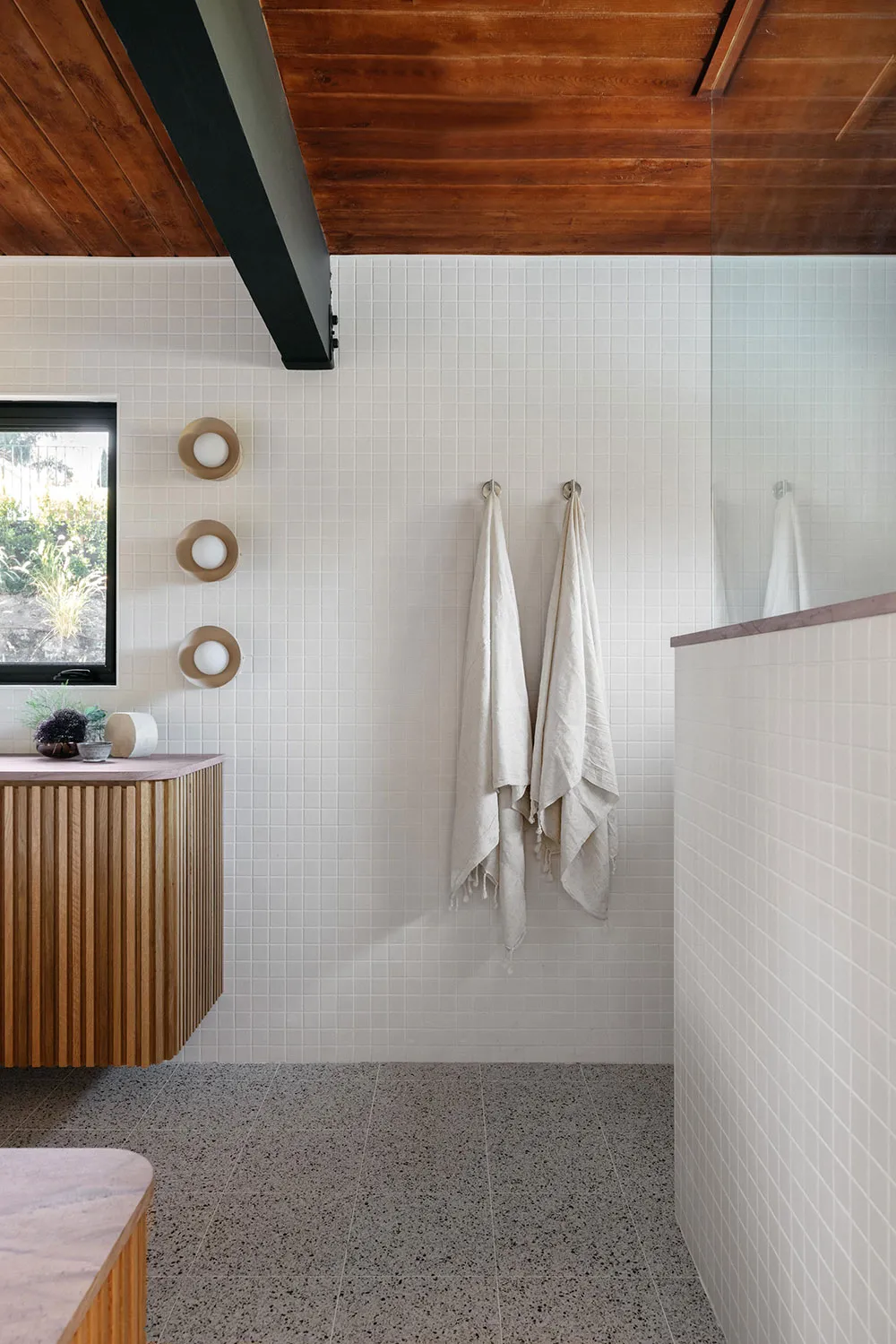 Grandes fenêtres et beaucoup de bois : un intérieur moderne lumineux à Los Angeles - Gallery image 16